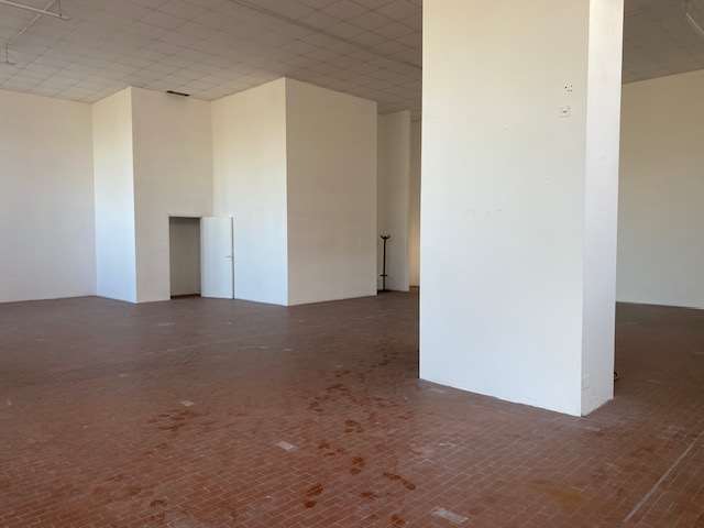 CAPANNONE AD USO ARTIGIANALE 1065 mt con parcheggi a Tortona