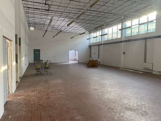 CAPANNONE 1065 MQ CON AREA COMMERCIALE 300MT a Tortona