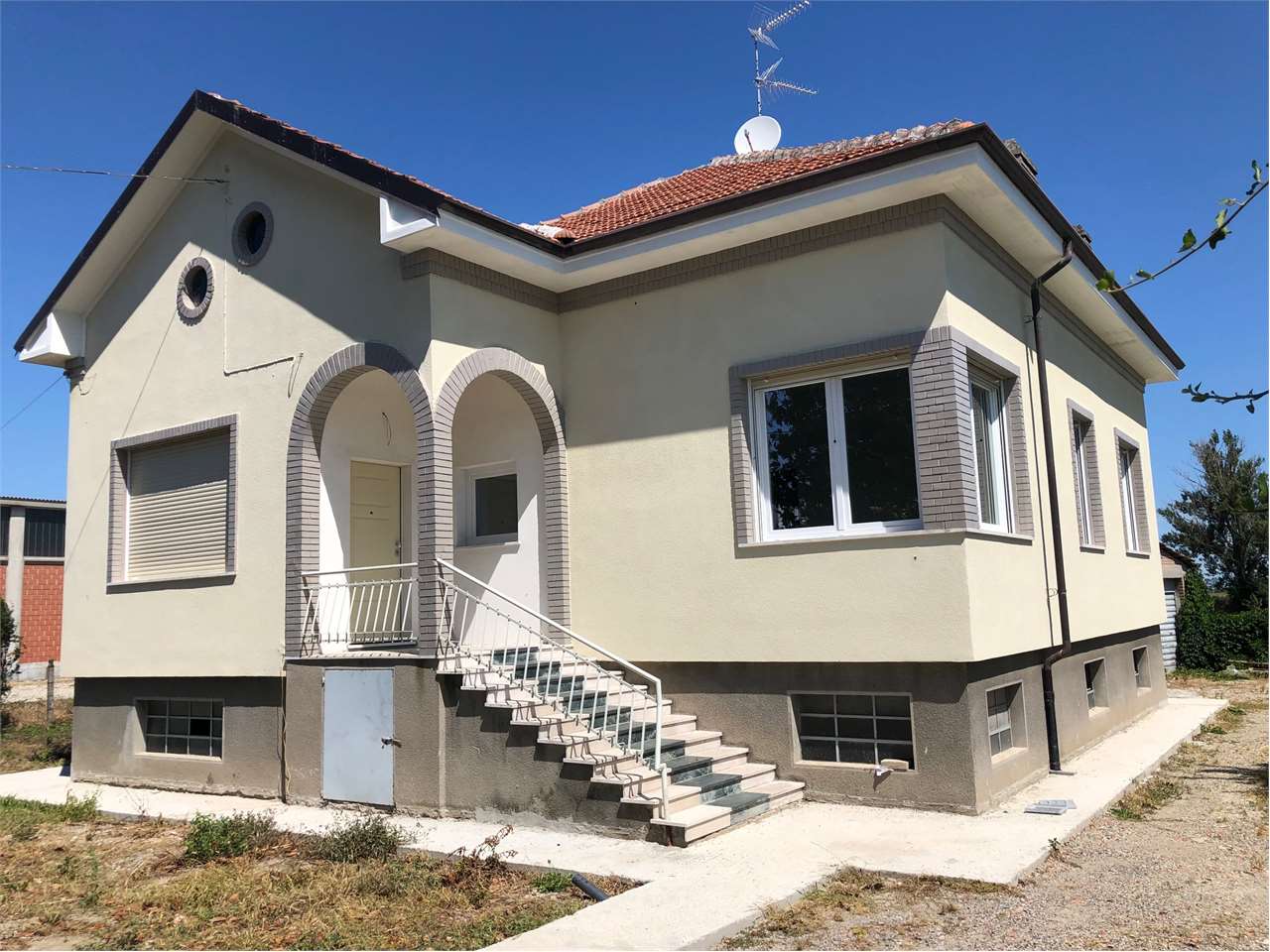 VILLA INDIPENDENTE CON GIARDINO DI 1200 MQ a Viguzzolo VILLA INDIPENDENTE CON GIARDINO DI 1200 MQ a Viguzzolo