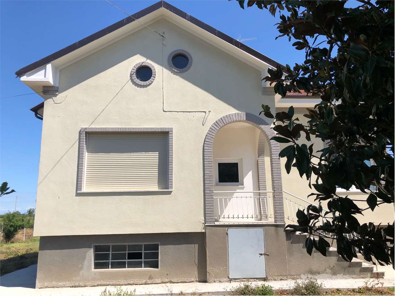 VILLA INDIPENDENTE CON GIARDINO DI 1200 MQ a Viguzzolo VILLA INDIPENDENTE CON GIARDINO DI 1200 MQ a Viguzzolo