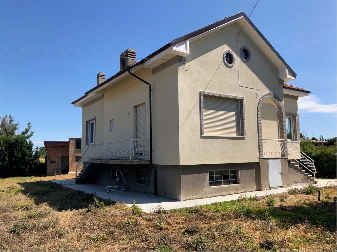 VILLA INDIPENDENTE CON GIARDINO DI 1200 MQ a Viguzzolo VILLA INDIPENDENTE CON GIARDINO DI 1200 MQ a Viguzzolo