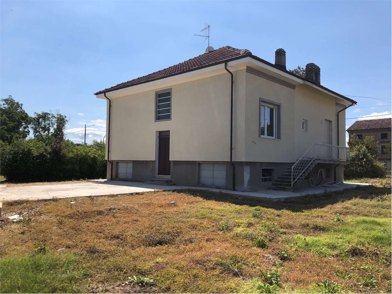 VILLA INDIPENDENTE CON GIARDINO DI 1200 MQ a Viguzzolo VILLA INDIPENDENTE CON GIARDINO DI 1200 MQ a Viguzzolo