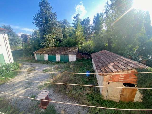 Tortona Proprietà con due case indipendenti e garages a Tortona