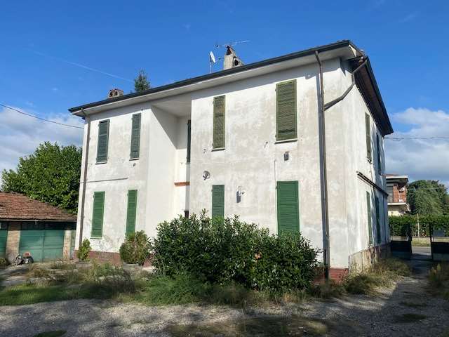 Tortona Proprietà con due case indipendenti e garages a Tortona