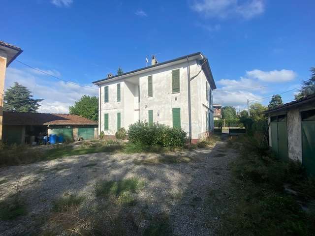 Tortona Proprietà con due case indipendenti e garages a Tortona