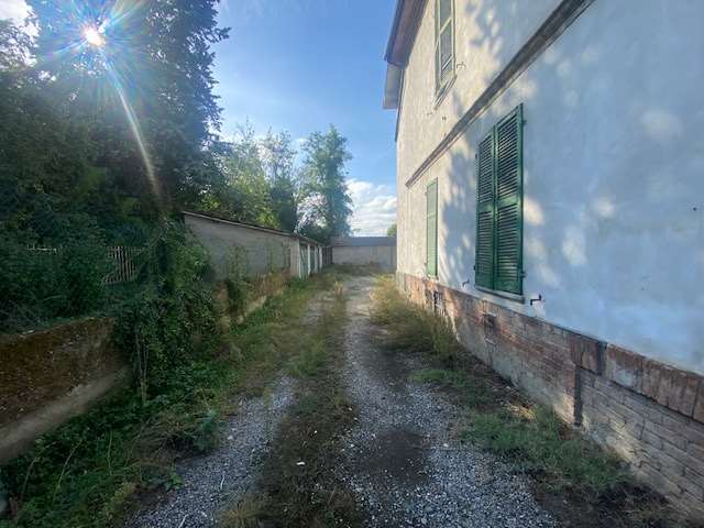 Tortona Proprietà con due case indipendenti e garages a Tortona