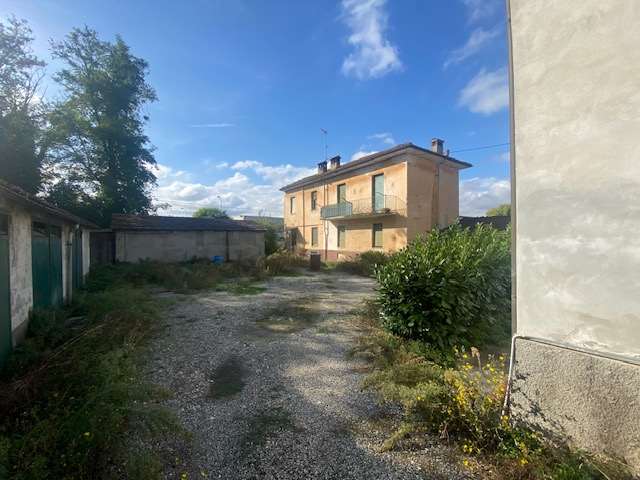 Tortona Proprietà con due case indipendenti e garages a Tortona