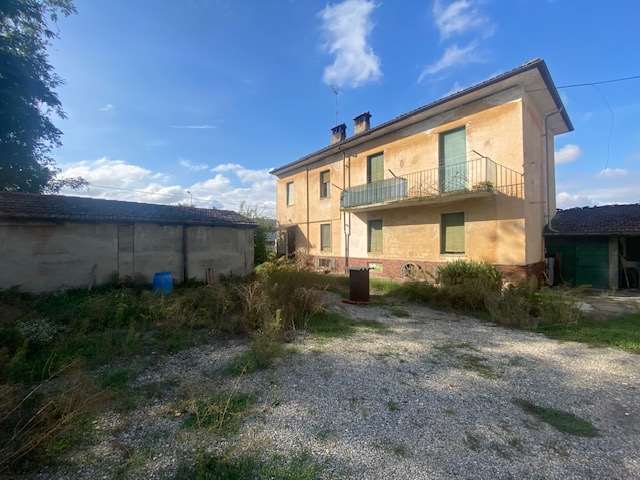 Tortona Proprietà con due case indipendenti e garages a Tortona