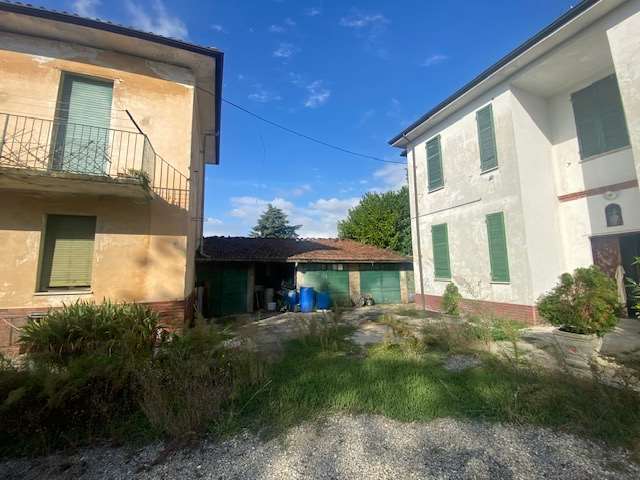 Tortona Proprietà con due case indipendenti e garages a Tortona