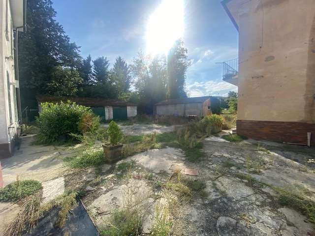 Tortona Proprietà con due case indipendenti e garages a Tortona