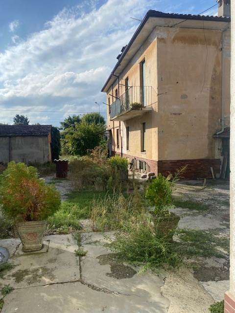 Tortona Proprietà con due case indipendenti e garages a Tortona