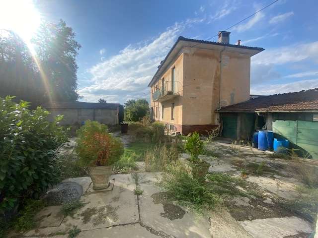 Tortona Proprietà con due case indipendenti e garages a Tortona