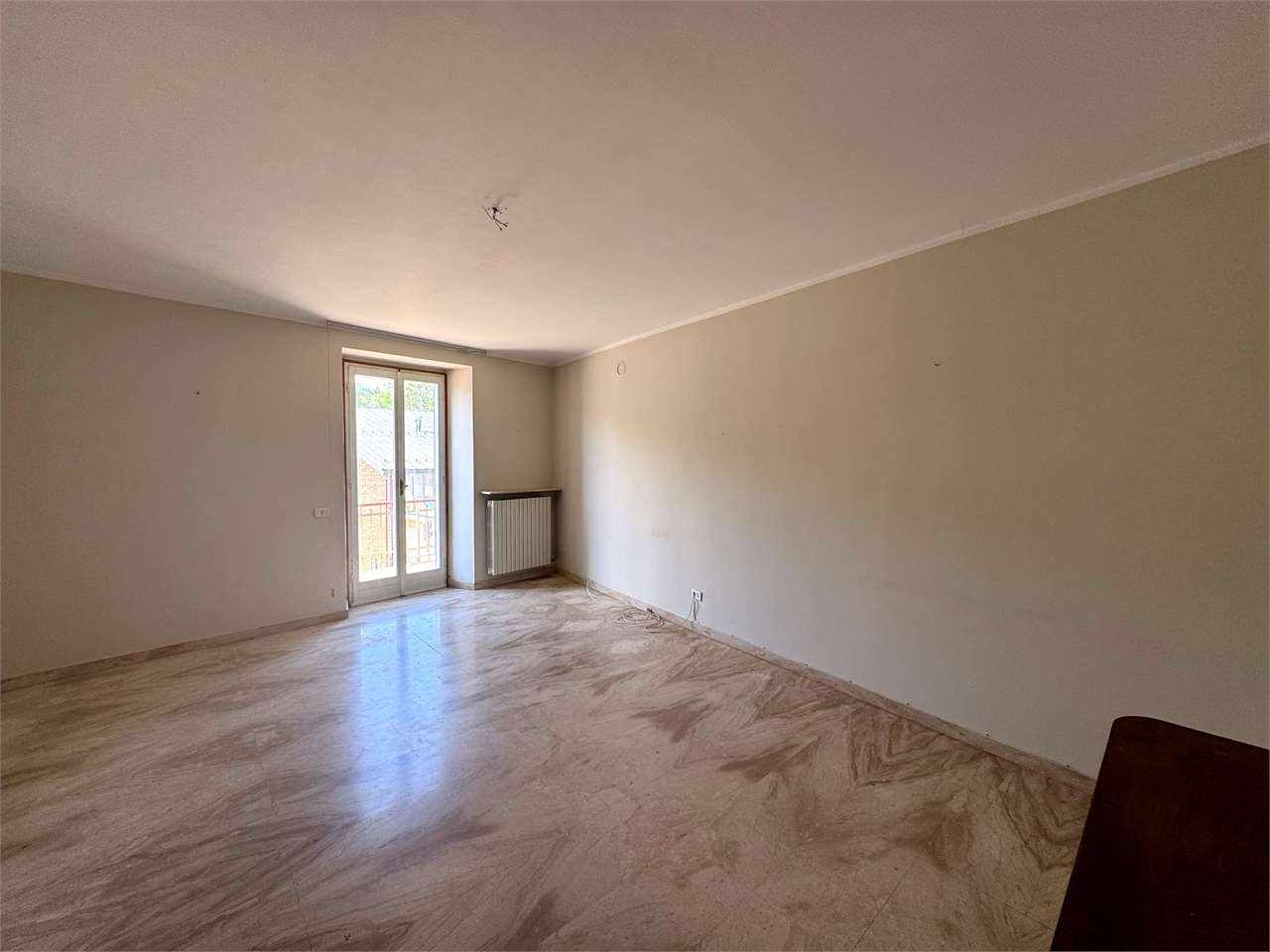 VENDESI INTERO EDIFICIO A VARZI a Voghera