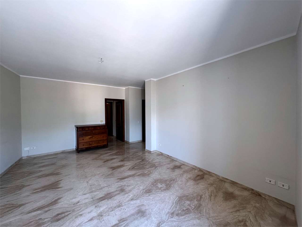 VENDESI INTERO EDIFICIO A VARZI a Voghera