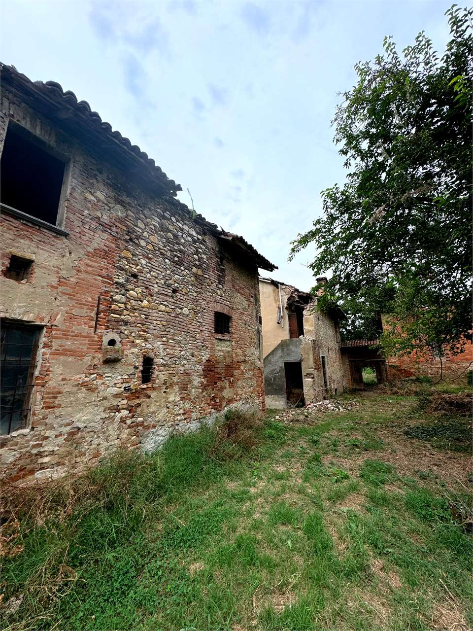 VENDITA CASCINA LOMBARDA a Voghera