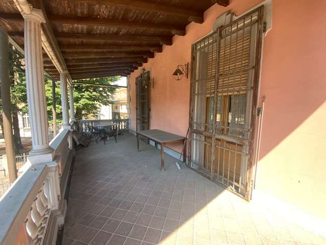VENDESI INTERO STABILE A CASTELNUOVO a Voghera