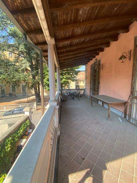 VENDESI INTERO STABILE A CASTELNUOVO a Voghera