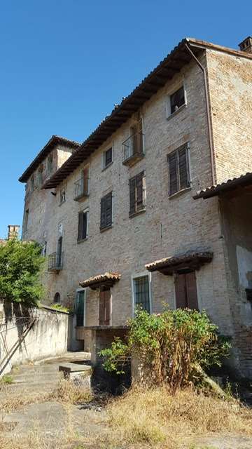 CASA DA RISTRUTTURARE CON RUSTICI E CORTE a Casei Gerola