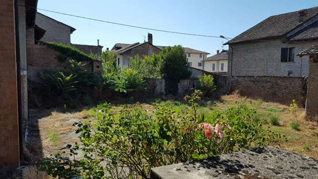 CASA DA RISTRUTTURARE CON RUSTICI E CORTE a Casei Gerola