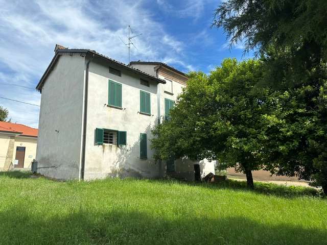 CASA INDIPENDENTE CON PORTICO a Voghera CASA INDIPENDENTE CON PORTICO a Voghera