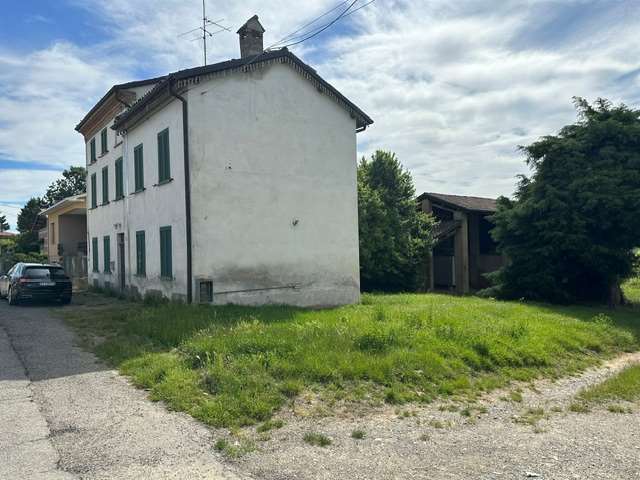 CASA INDIPENDENTE CON PORTICO a Voghera CASA INDIPENDENTE CON PORTICO a Voghera