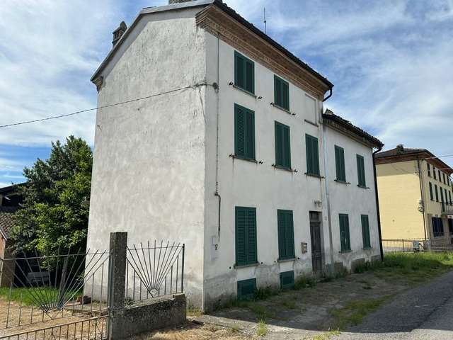 CASA INDIPENDENTE CON PORTICO a Voghera