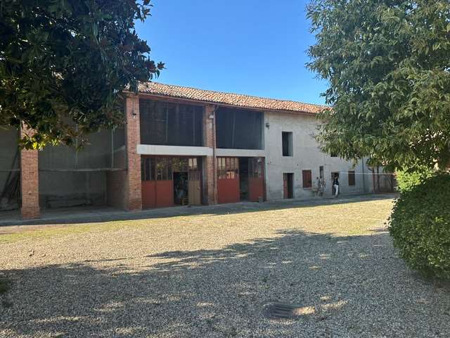 Vendesi Cascina Piemontese con terreno a Alessandria Vendesi Cascina Piemontese con terreno a Alessandria