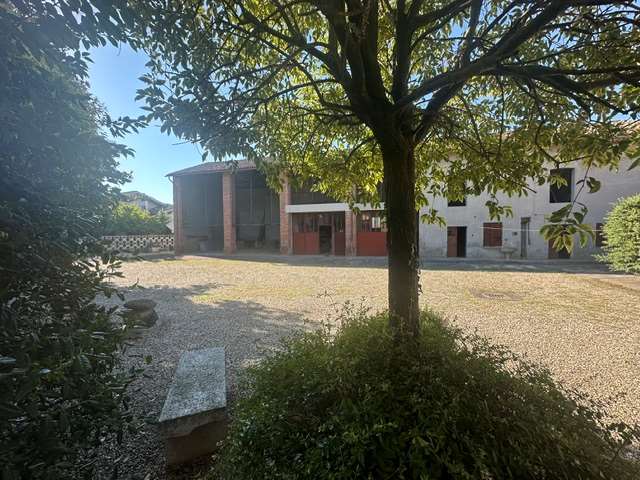 Vendesi Cascina Piemontese con terreno a Alessandria Vendesi Cascina Piemontese con terreno a Alessandria