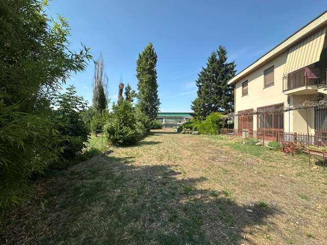 Tortona Casa Indipendente con Giardino e Box Triplo a Tortona Tortona Casa Indipendente con Giardino e Box Triplo a Tortona