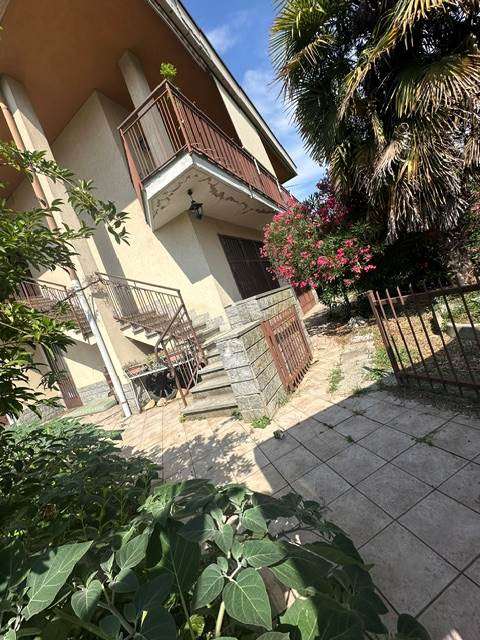 Tortona Casa Indipendente con Giardino e Box Triplo a Tortona Tortona Casa Indipendente con Giardino e Box Triplo a Tortona