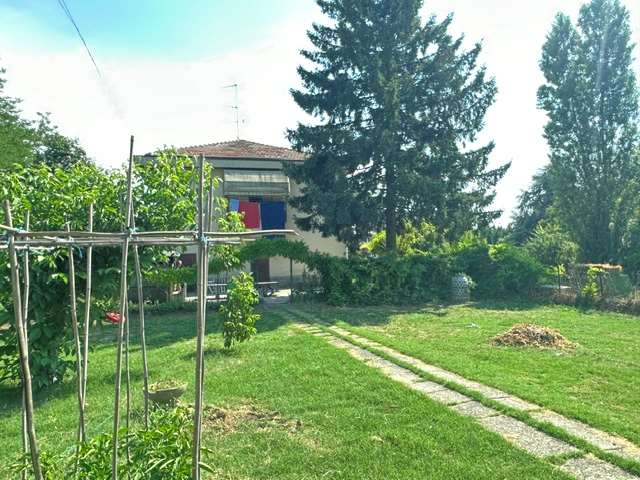 Tortona Casa Indipendente con Giardino e Box Triplo a Tortona Tortona Casa Indipendente con Giardino e Box Triplo a Tortona