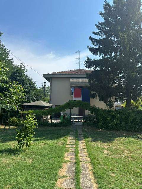 Tortona Casa Indipendente con Giardino e Box Triplo a Tortona