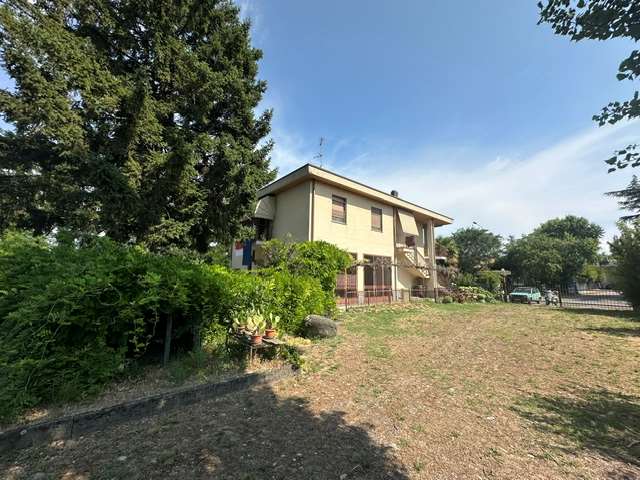 Tortona Casa Indipendente con Giardino e Box Triplo a Tortona Tortona Casa Indipendente con Giardino e Box Triplo a Tortona