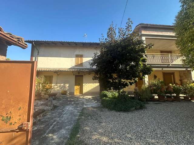 Vendesi Cascina Piemontese con terreno a Tortona