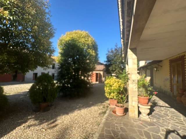 Vendesi Cascina Piemontese con terreno a Tortona