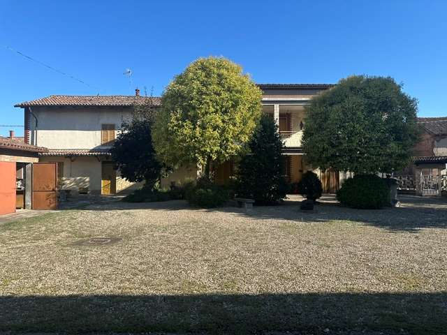 Vendesi Cascina Piemontese con terreno a Tortona