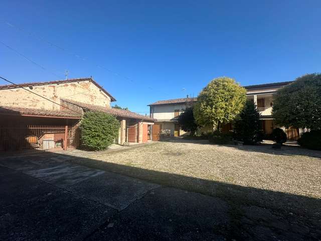 Vendesi Cascina Piemontese con terreno a Tortona