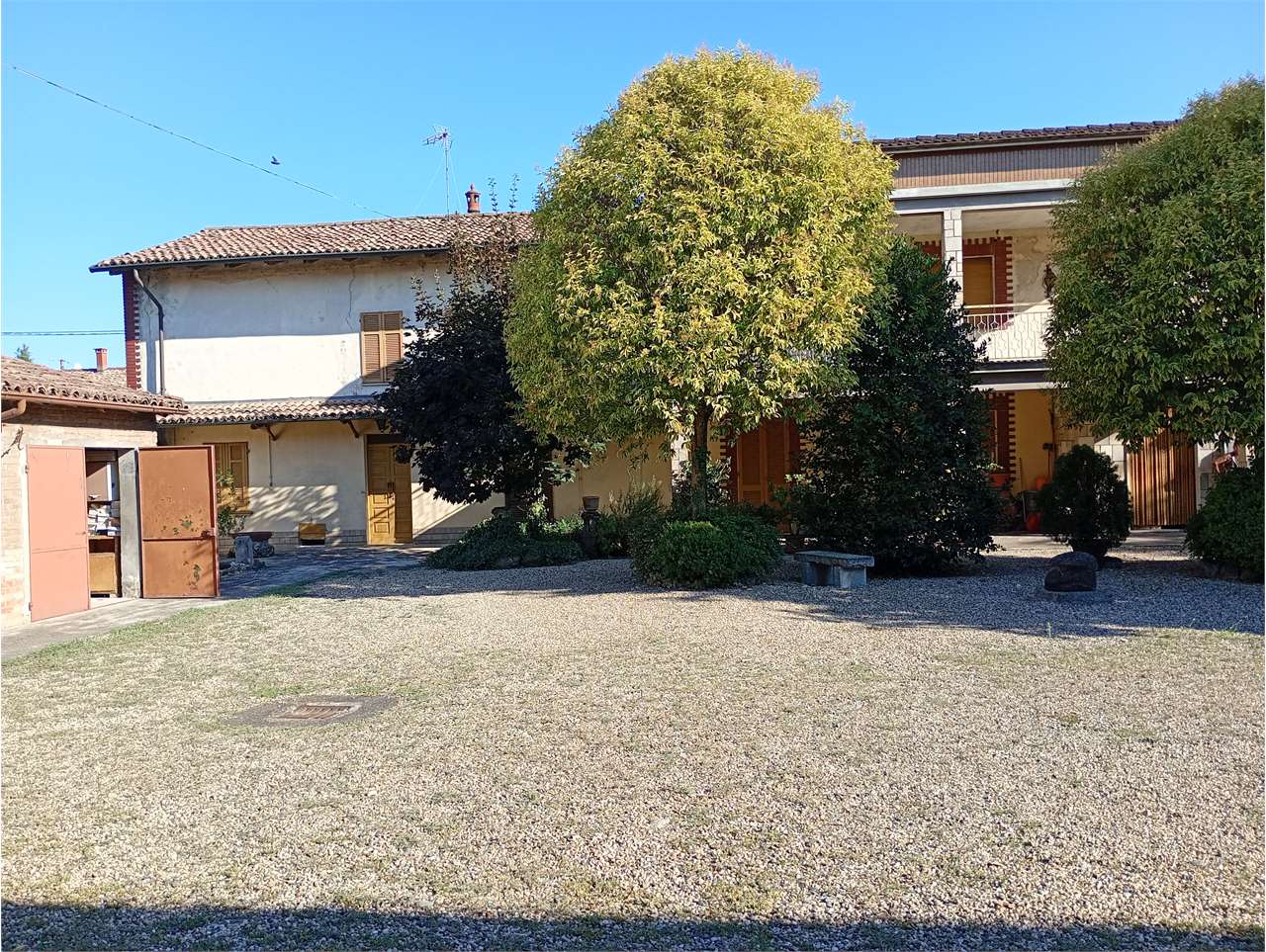 Vendesi Cascina Piemontese con terreno a Tortona