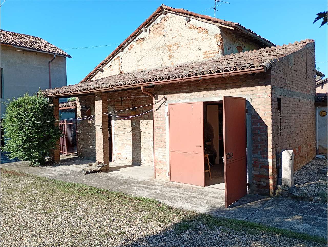 Vendesi Cascina Piemontese con terreno a Tortona