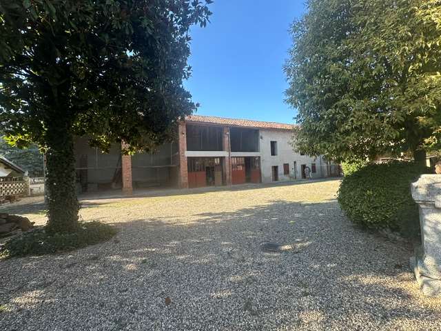 Vendesi Cascina Piemontese con terreno a Tortona