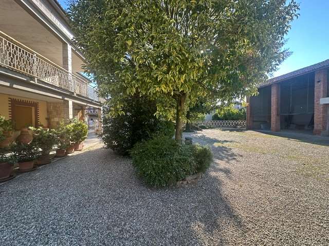 Vendesi Cascina Piemontese con terreno a Tortona