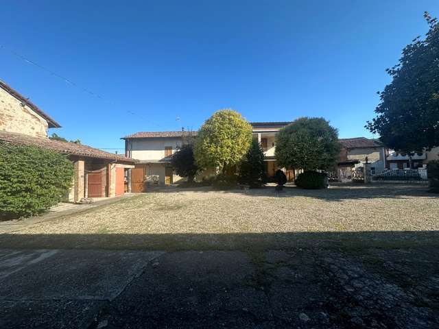Vendesi Cascina Piemontese con terreno a Tortona