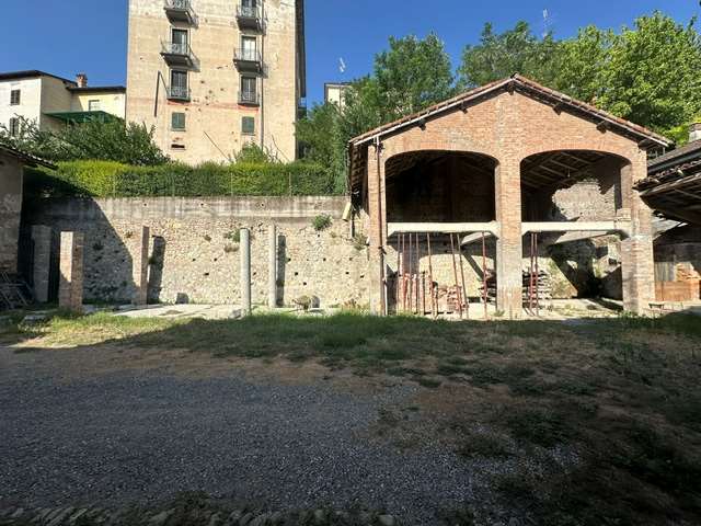 VILLALVERNIA casa di corte indipendente con rustici a Villalvernia