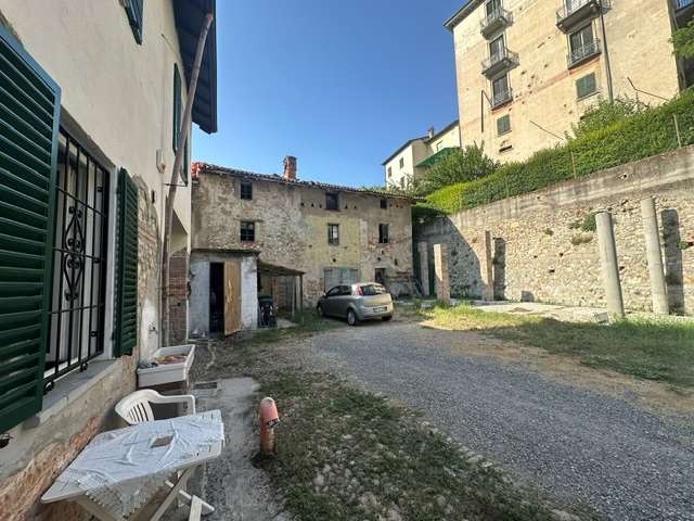 VILLALVERNIA casa di corte indipendente con rustici a Villalvernia