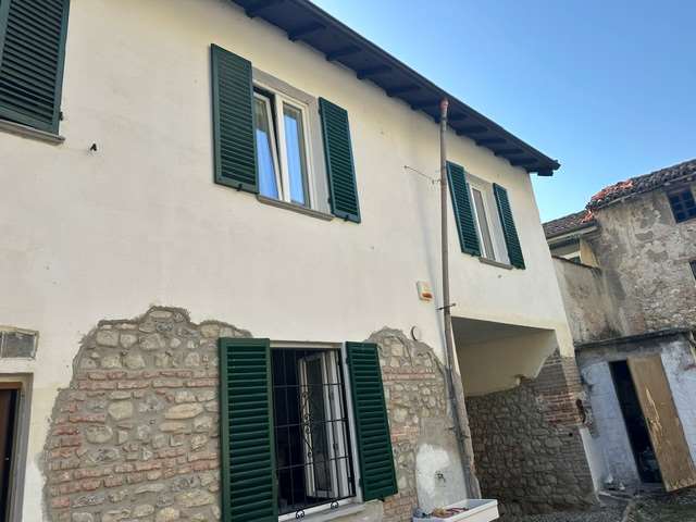 VILLALVERNIA casa di corte indipendente con rustici a Villalvernia