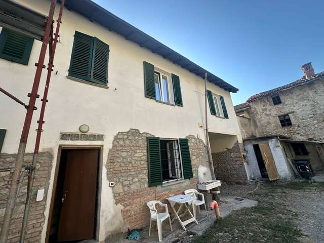VILLALVERNIA casa di corte indipendente con rustici a Villalvernia
