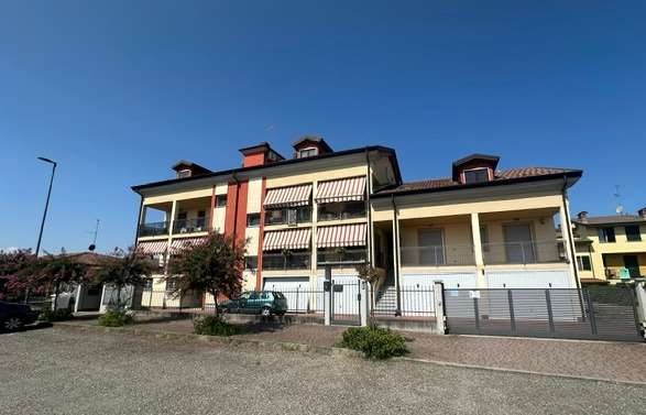 QUADRILOCALE ULTIMO PIANI SU DUE LIVELLI AMPIO BALCONE a Voghera