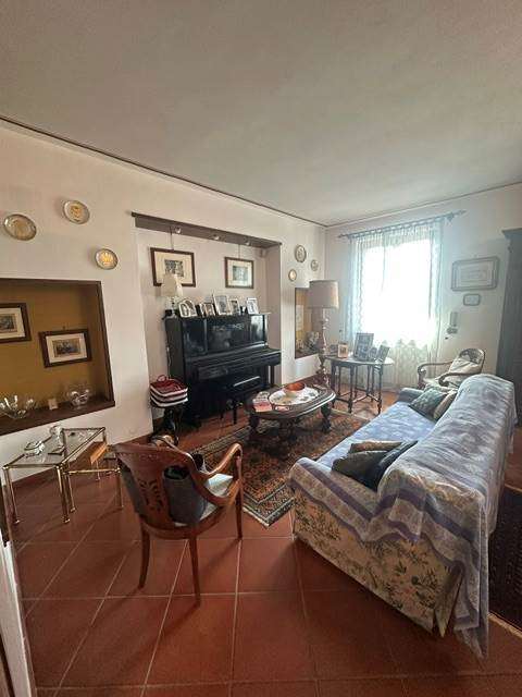 Elegante Villa Indipendente con Giardino, Dependance e Box Triplo – Sale (AL) a Sale Elegante Villa Indipendente con Giardino, Dependance e Box Triplo – Sale (AL) a Sale