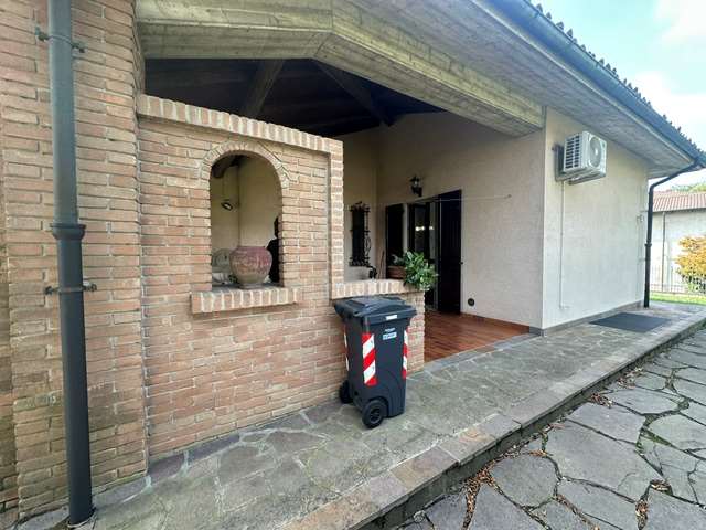 Elegante Villa Indipendente con Giardino, Dependance e Box Triplo – Sale (AL) a Sale Elegante Villa Indipendente con Giardino, Dependance e Box Triplo – Sale (AL) a Sale