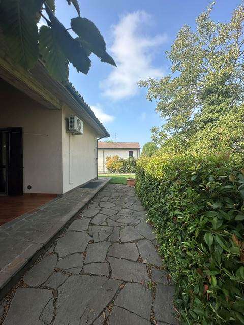 Elegante Villa Indipendente con Giardino, Dependance e Box Triplo – Sale (AL) a Sale Elegante Villa Indipendente con Giardino, Dependance e Box Triplo – Sale (AL) a Sale
